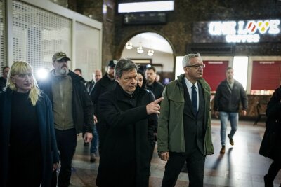 Habeck besucht die Ukraine: "Kampf um Freiheit" - Robert Habeck zusammen mit dem deutschen Botschafter Martin Jäger bei seiner Ankunft in Kiew.
