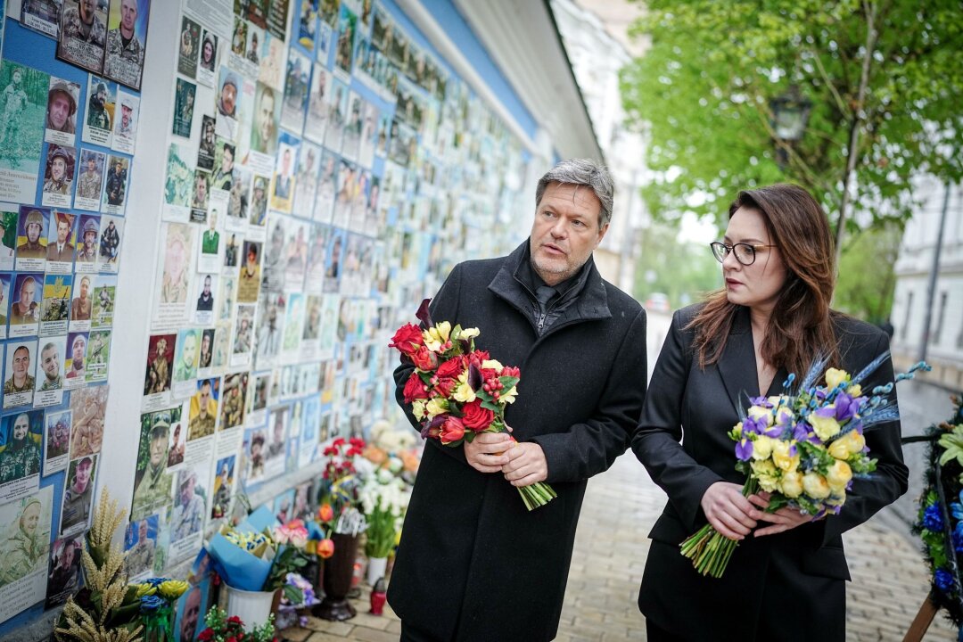 Habeck besucht die Ukraine: "Kampf um Freiheit" - Vizekanzler Robert Habeck legt zusammen mit Julija Swyrydenko, der Ersten Stellvertretenden Premierministerin und Ministerin für Wirtschaft der Ukraine, an der Gedenkmauer für die im Krieg gefallenen Soldaten Blumen nieder.