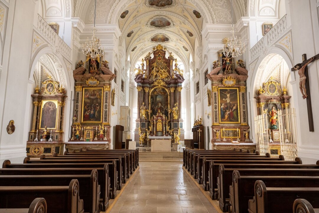 Haftstrafe nach Diebstahl von Papst-Brustkreuz - Blick in den Kirchenraum und auf den Altar der Stadtkirche Sankt Oswald.