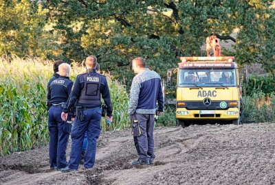 Hainichen: Brandtoter in Audi aufgefunden - Am Mittag wurde die Polizei zu einem ausgebrannten PKW Audi in einem Maisfeld gerufen. Foto: Harry Haertel