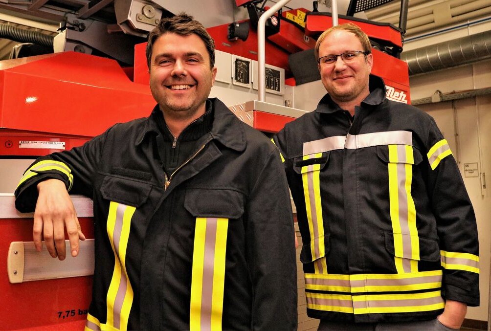 Hainichen: Feuerwehrtruppe ist gut aufgestellt - Der Hainichener Gemeindewehrleiter Sven Heerklotz (r.) und sein Stellvertreter Andre Moos (l.) zogen Bilanz für 2022. Foto: Knut Berger