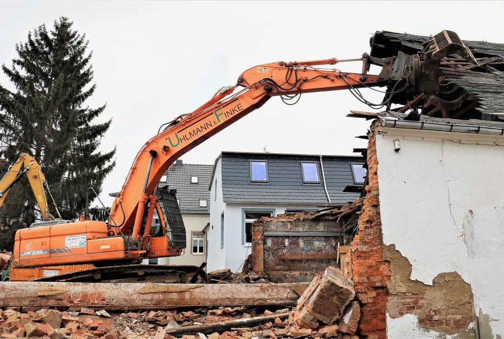 Die einheimische Firma Uhlmann und Finke hat mit dem Abriss des ehemaligen Kinos in Hainichen begonnen. Foto: Knut Berger