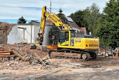 Hainichen: Letzte Industriebrache wird abgerissen - Der Abriss der ehemaligen Lederfabrik in Hainichen hat begonnen.Foto: Stadt Hainichen/Greysinger