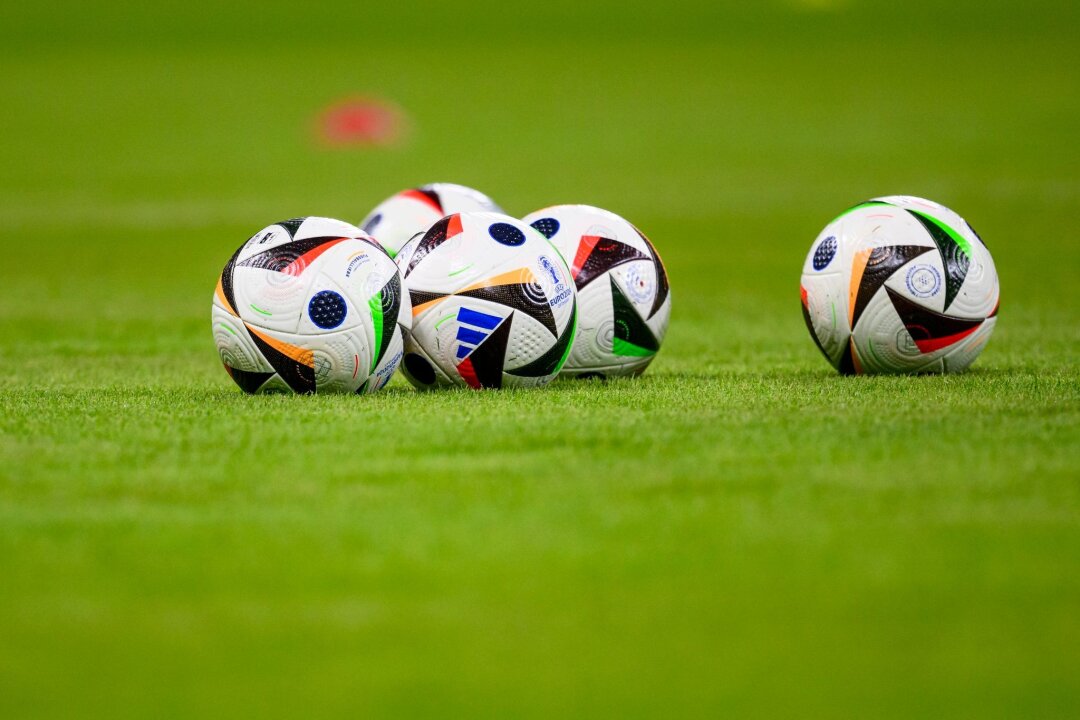 Halbfinals im Sachsenpokal terminiert - Spielbälle der UEFA Euro 2024 liegen vor dem Spiel auf dem Rasen.