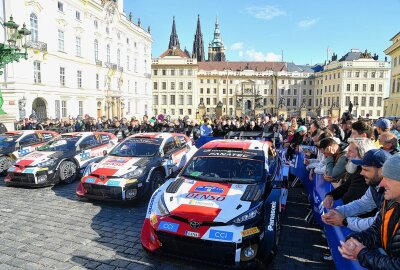 Halbzeit beim Rallye-WM-Lauf in Deutschland, Tschechien und Österreich - Die Central European Rally bestach durch ihre Fannähe. Foto: Thorsten Horn