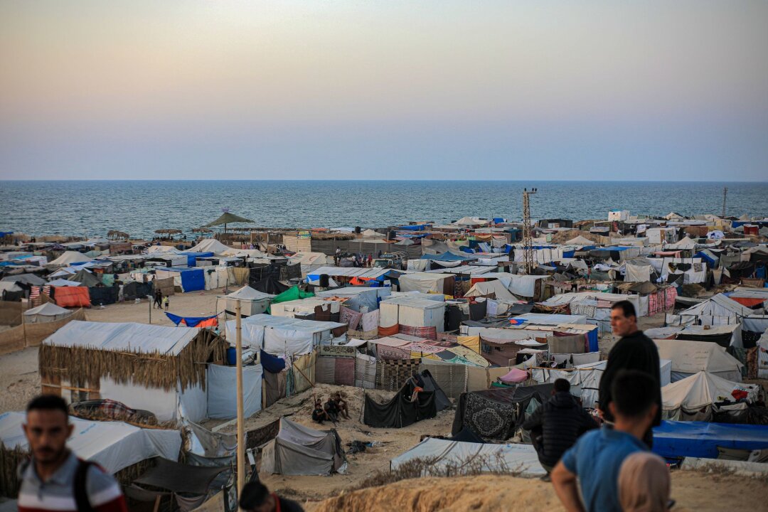 Hamas fordert von Israel Bekenntnis zu Waffenstillstand - Behelfsmäßige Zelte für vertriebene Palästinenser stehen im Mawasi-Gebiet in der Stadt Chan Junis im südlichen Gazastreifen.