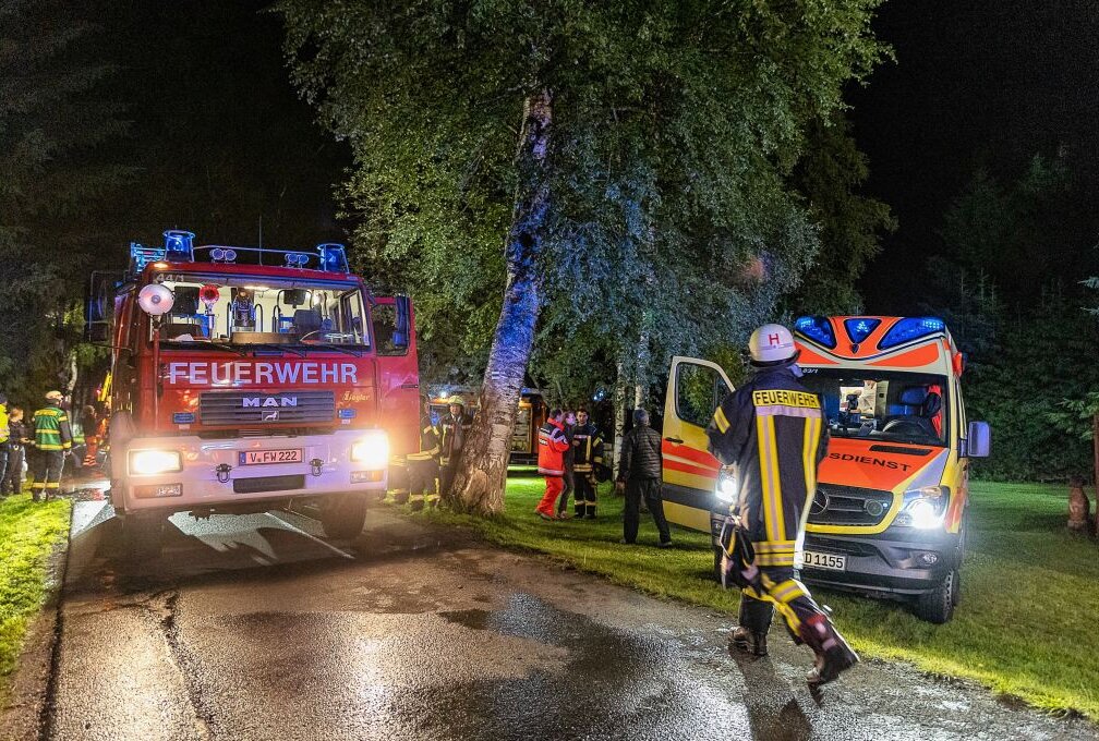 Hammerbrücke: Mehrere Verletzte durch Brand in Einfamilienhaus -  Freiwilligen Feuerwehr im Einsatz in Hammerbrücke wegen eines Gebäudebrand mit verletzten Personen Foto: David Rötzschke