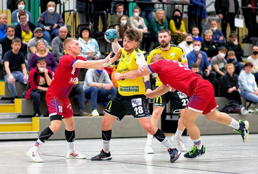 Handball am Mittwoch: Oberlosa empfängt Hannover - Louis Hertel (Mitte) war zuletzt in bestechender Form. In Magdeburg wurde der Rückraumschütze schmerzlich vermisst. Foto: Oliver Orgs / Pressebüro Repert