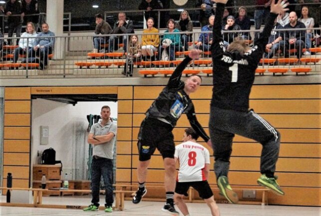 Handball-Bezirkspokal: Halbfinale wurde ausgelost - Ronny Butze (schwarzes Trikot, beim Wurf) hat in der laufenden Saison für den VfB Flöha bisher 65 Tore erzielt. Foto: VfB Flöha/Gerald Helling