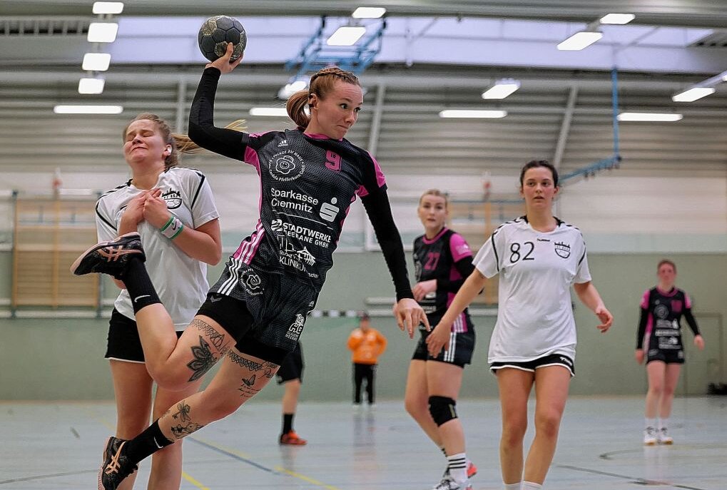 Handball: HC-Team kämpft um Platz auf dem Podest - Die Frauen des HC Glauchau/Meerane im Spiel gegen den Leipziger HV Nord. Im Foto Laura Saller. Foto: Andreas Kretschel