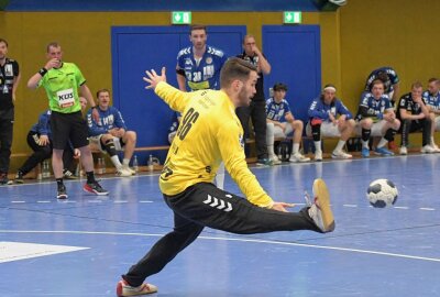 Handball-Klassiker zwischen Aue und Eisenach - Keeper Erik Töpfer, der im Sommer nach Eisenach wechselt, ist aktuell voll fokussiert auf den EHV Aue. Foto: Ralf Wendland