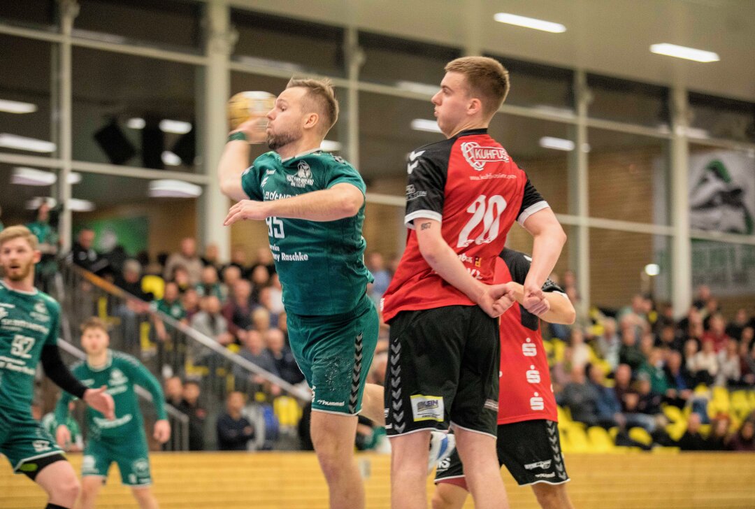 Handball-Krimi in Freiberg hat keinen Sieger - Achtmal traf Jens Tieken das Tor. Damit ist er der beste Torschütze im Spiel. Foto: Marcel Schlenkrich