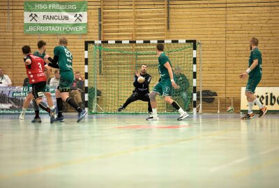 Handball-Krimi in Freiberg hat keinen Sieger - Filip Veverka hält nicht nur die Bälle, er schießt auch selbst ein Tor. Foto: Marcel Schlenkrich