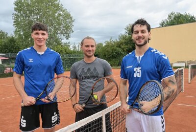 Handballer haben Tennis gespielt - Torben Lange (li.) und Sebastian Paraschiv (re.) mit Tennislehrer Chris Heberer. Foto: Ralf Wendland