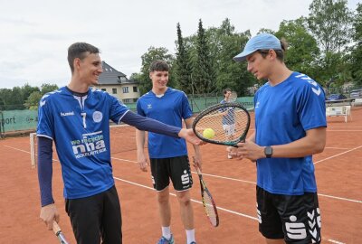 Handballer haben Tennis gespielt - Beim Tennistraining in Zwickau (v.li.) die EHV-Spieler Ivo Petkov, Torben Lange und Mihkel Löpp. Foto: Ralf Wendland