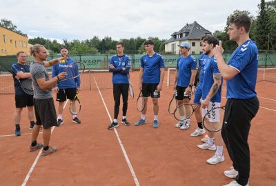 Handballer haben Tennis gespielt - Die Handballer des EHV Aue haben in Zwickau Tennis gespielt - 2. von links Tennislehrer Chris Heberer. Foto: Ralf Wendland