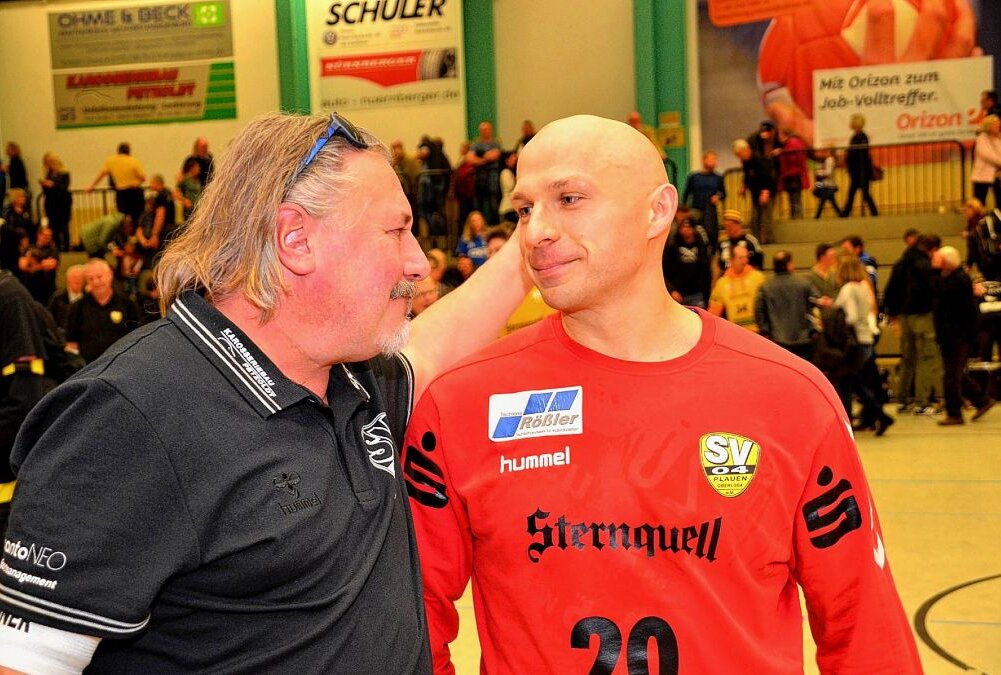 Der Geschäftsführer der SV 04 Spielbetriebs GmbH Lutz Petzoldt (links) weiß was er an Torhüter Carsten Klaus (rechts) hat. Foto: Karsten Repert