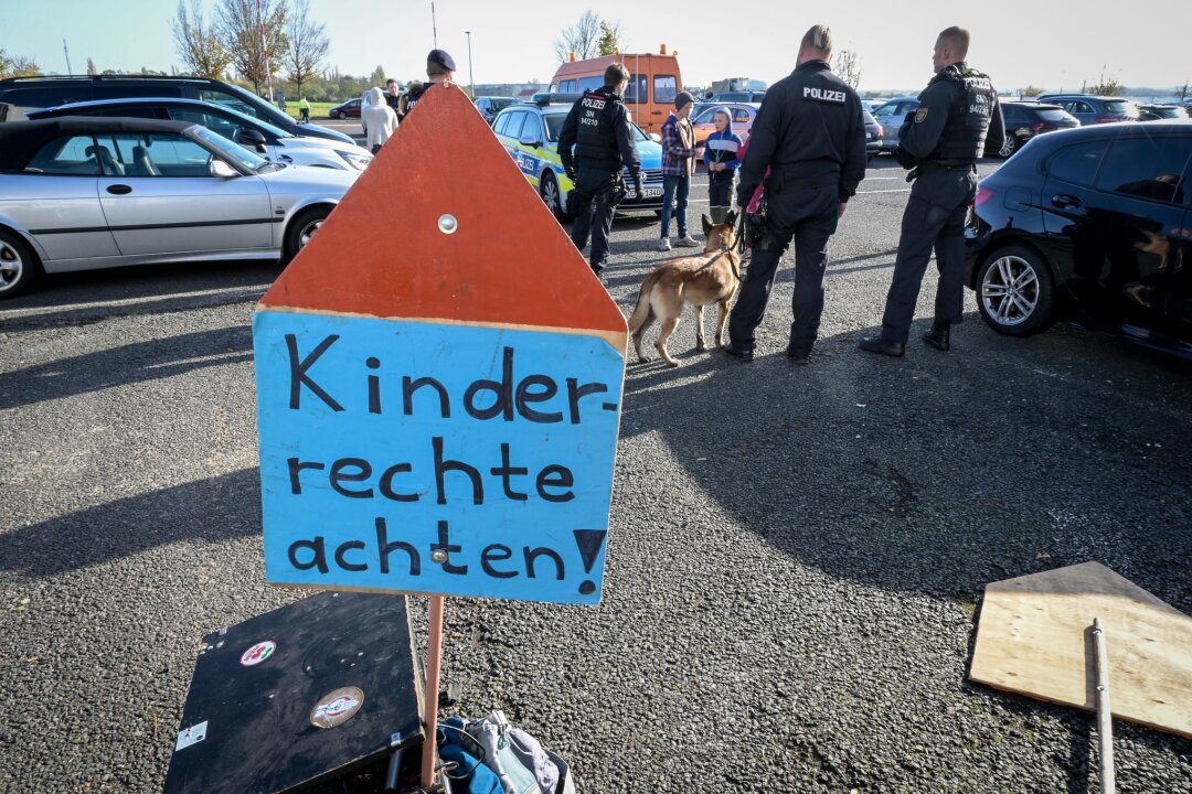 Handlungsbedarf bei Kinderrechten in Sachsen - Ein Protestschild mit der Aufschrift "Kinderrechte achten!".