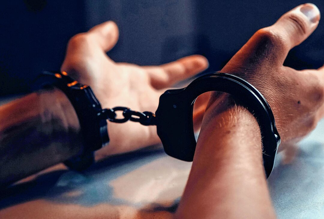 Handschellen beim Sex defekt: Polizei befreit Liebespaar aus misslicher Lage - Symbolbild. Foto: Pexels/Kindel Media