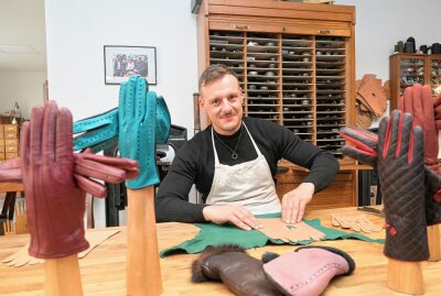 Handschuhmacher in Schneeberg zeigt sein Handwerk - Foto: Ralf Wendland