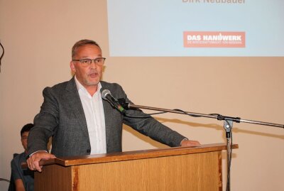 Handwerksgesellen erhalten feierlich ihre Abschlussurkunden - Landrat Mittelsachsens Dirk Neubauer bei seiner Rede. Foto: Renate Fischer