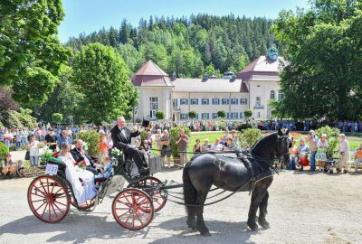 Harmonisches Erlebnisprogramm im Heilbad Bad Elsters - Der Start zum Kutschenkorso vor dem Kurhaus. Foto: Andreas Wetzel