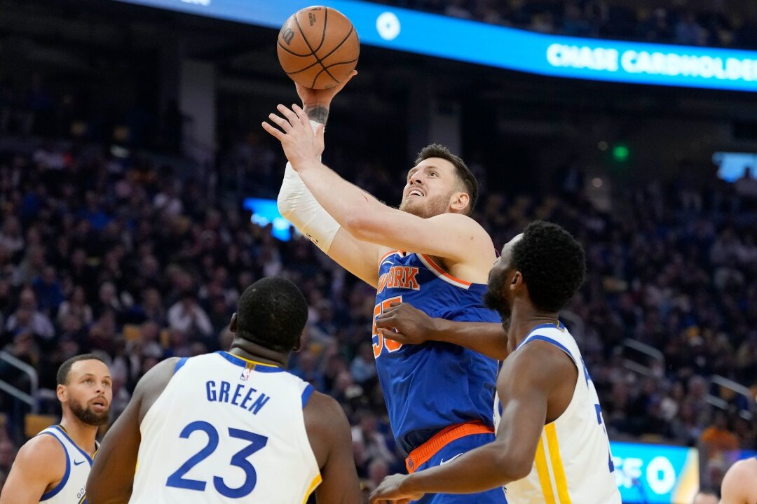 Hartenstein gelingt mit Knicks nächster Sieg in der NBA - Isaiah Hartenstein (M.) trug zum Sieg der New York Knicks 13 Punkte und zehn Rebounds bei.