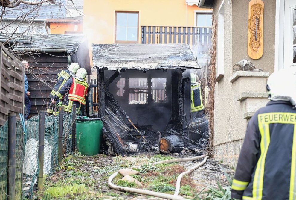 Hartenstein: Schuppen in Vollbrand - In Hartenstein brannte eine Scheune. Foto: Niko Mutschmann