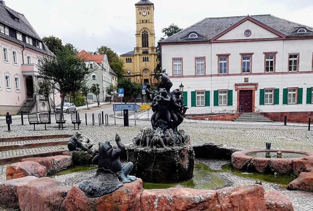 Hartha feiert fünf Tage lang 800-jähriges Bestehen - Auf dem Marktplatz zieht der Froschbrunnen immer wieder die Blicke auf sich. Foto: Andrea Funke