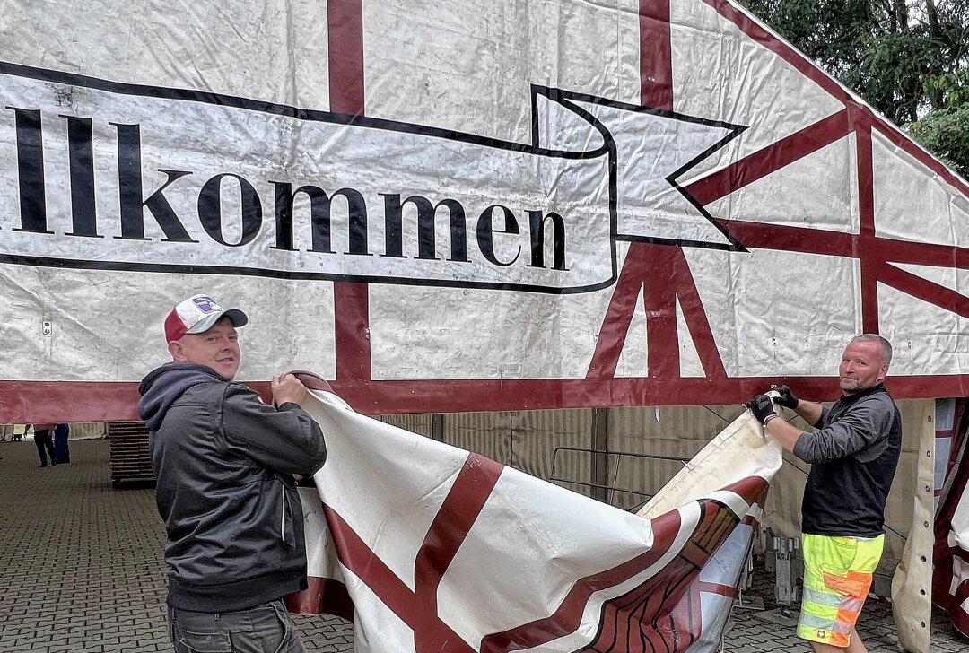 Hartmannsdorf feiert: Kirmes mit Spaß und Unterhaltung - Sascha Ertelt (li.) und Lars Forner haben beim Aufbau des Festzeltes mit angepackt. Foto: Ralf Wendland