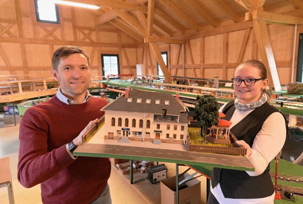 Christfried Nicolaus (li.) und Joanne Flechsig mit einem Modell des ehemaligen Sächsischen Hofes, der abgebrannt ist. Foto: Ralf Wendland