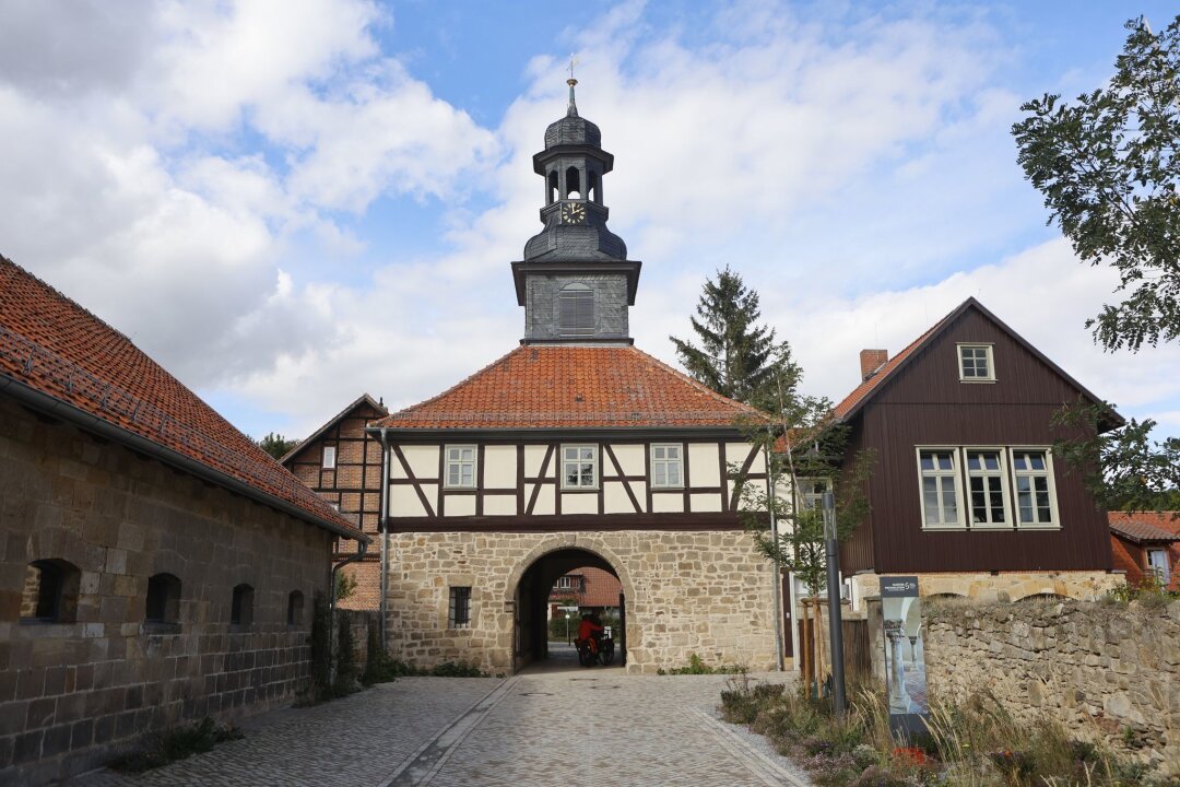 Harzer Klosterwanderweg knackt 100-Kilometer-Marke - Blick auf das Torhaus im Kloster Michaelstein. Das beliebte Ausflugsziel ist eine ehemalige Zisterzienser-Abtei.