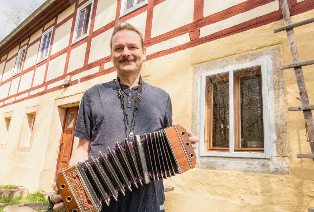 Der Haselbacher Musiker Olaf Stelmecke ist als Stellmäcke auf den Bühnen der Republik zu Hause. Seine Texte und Melodien erfreuen große und kleine Musikfreunde. Foto: Jan Görner