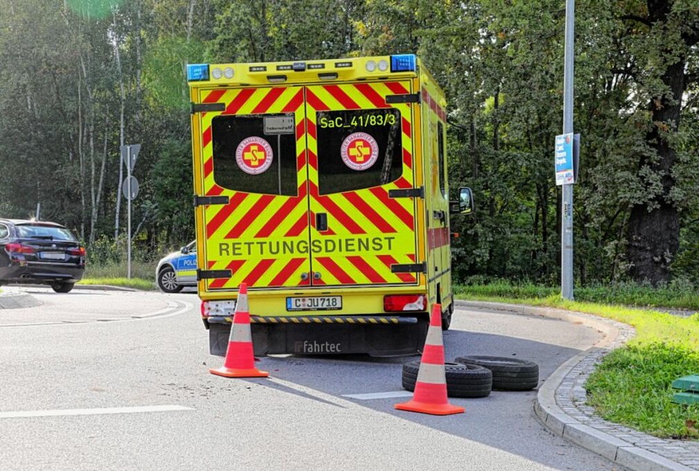 Hat jemand einen Chemnitzer Rettungswagen sabotiert? - Rettungswagen des ASB auf Einsatzfahrt verliert einen Zwillings-Reifen. Foto: ChemPic