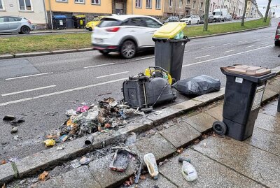 Haufenweise Müllbehältnisse in Chemnitz in Brand gesetzt - Erneuter Mülltonnenbrand in Chemnitz. Foto: Harry Härtel