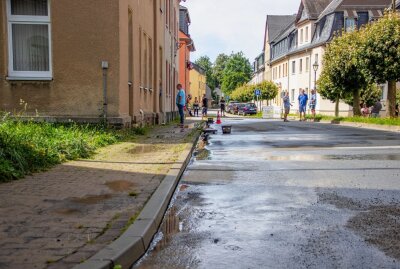 Hauptwasserleitung geplatzt: Zwönitzer Anwohner ohne Trinkwasser - Ersten Angaben zufolge platzte die Trinkwasserleitung auf der Kühnhaider Straße - Lößnitzer Straße. Foto: B&S 