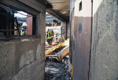 Haus in Leipziger Siedlung steht in Flammen - Heute Morgen brennt es in einer Einfamilienhaussiedlung in Leipzig. Foto: Anke Brod