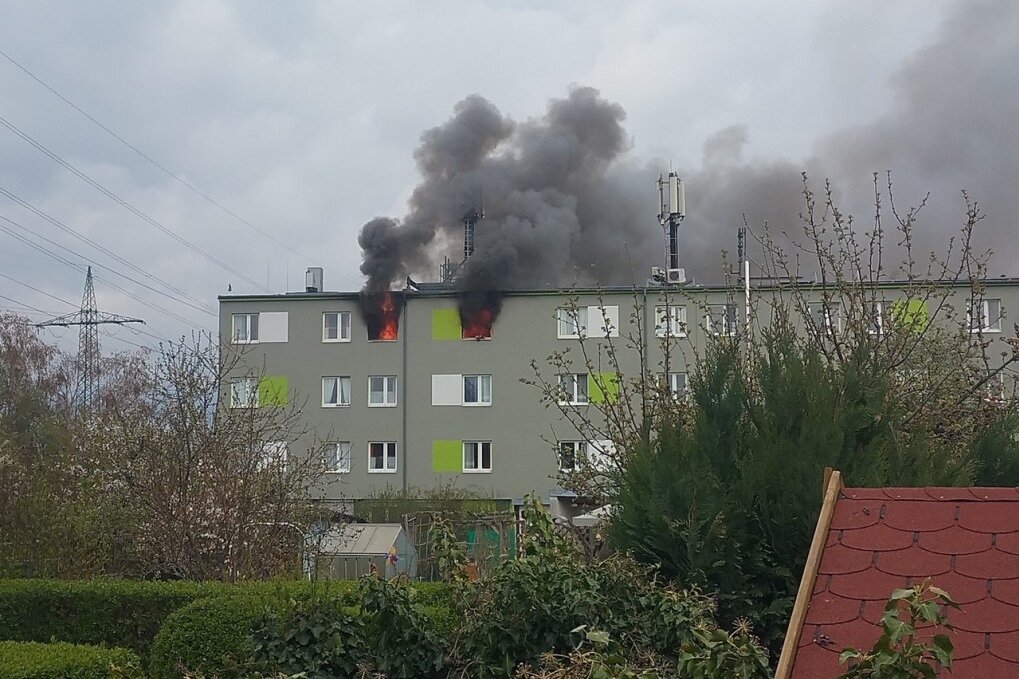 In Dresden stirbt ein Mann bei einem Häuserbrand. Foto: Roland Halkasch
