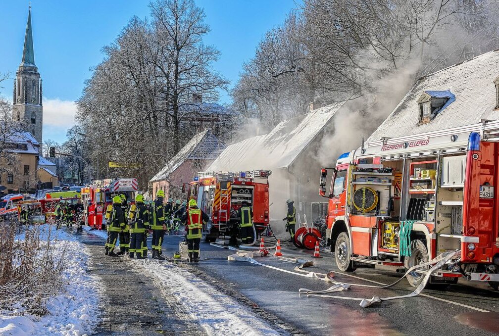 Einfamilienhaus brennt in Falkenstein: Feuerwehr muss ältere Dame retten. Foto: B&S/ David Rötzschke