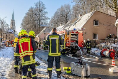 Hausbrand in Falkenstein: Feuerwehr muss ältere Dame retten - Einfamilienhaus brennt in Falkenstein: Feuerwehr muss ältere Dame retten. Foto: B&S/ David Rötzschke