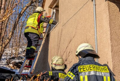 Hausbrand in Falkenstein: Feuerwehr muss ältere Dame retten - Einfamilienhaus brennt in Falkenstein: Feuerwehr muss ältere Dame retten. Foto: B&S/ David Rötzschke