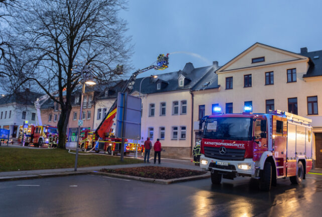 Hausbrand in Falkenstein: Großeinsatz der Feuerwehr für mehrere Stunden - Hausbrand in Falkenstein.