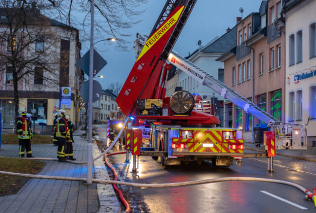 Hausbrand in Falkenstein: Großeinsatz der Feuerwehr für mehrere Stunden - Hausbrand in Falkenstein.