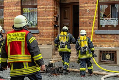 Hausbrand in Falkenstein: Wohnung nun unbewohnbar - In Falkenstein kam es zu einem Hausbrand. Foto: David Rötzschke