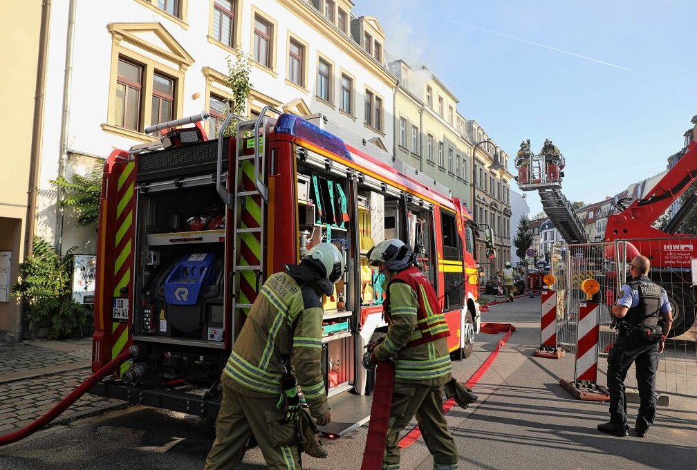Hausdach brannte unvermittelt - was ist passiert? - Hausdach in der Leisnigerstraße gerät in Flammen. Die Feuerwehr konnte den Brand unter Kontrolle bringen. Foto: Roland Halkasch