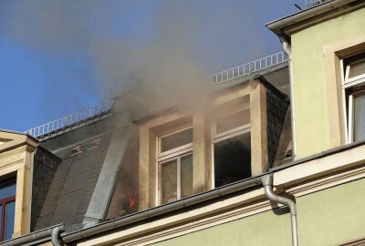 Hausdach brannte unvermittelt - was ist passiert? - Hausdach in der Leisnigerstraße gerät in Flammen. Die Feuerwehr konnte den Brand unter Kontrolle bringen. Foto: Roland Halkasch