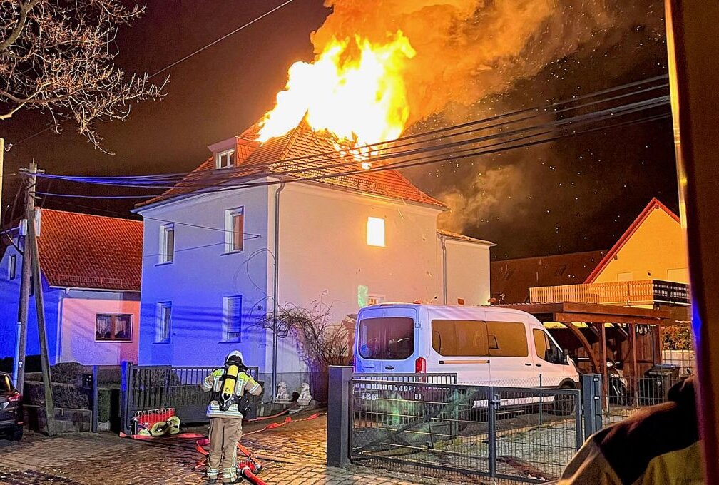 Hausdach in Dresden brannte lichterloh - Der Dachstuhlbrand in Dresden machte das Haus zunächst unbewohnbar. Foto: Roland Halkasch