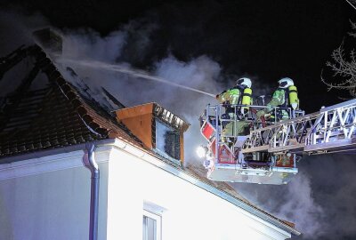 Hausdach in Dresden brannte lichterloh - Der Dachstuhlbrand in Dresden machte das Haus zunächst unbewohnbar. Foto: Roland Halkasch