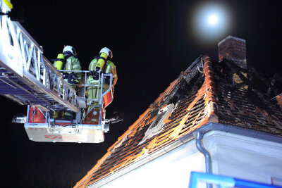 Der Dachstuhlbrand in Dresden machte das Haus zunächst unbewohnbar. Foto: Roland Halkasch