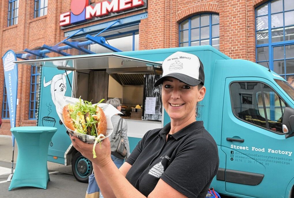 Hausgemachte Burger aus "Geisterhand" - Heute stand Claudia Geist mit ihren Food-Truck vorm Simmel-Markt in Aue. Foto: Ralf Wendland